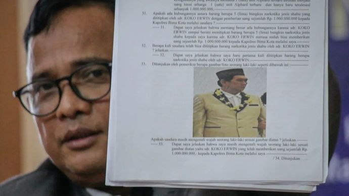 Kuasa hukum AKP Malaungi, Asmuni, menunjukkan lembaran BAP kliennya dalam status tersangka peredaran narkoba yang menampilkan foto bandar narkotika penyuplai sabu dan pemberi suap Rp1 miliar bernama Koko Erwin dalam konferensi pers di Mataram, Kamis, 12 Februari 2026. ANTARA/Dhimas B.P.
