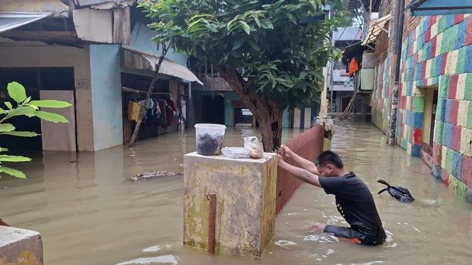 Banjir rendam permukiman warga di Gang Macan, Tanjung Lengkong, Bidara Cina, Jakarta Timur, Jumat, 20 Februari 2026. ANTARA/Siti Nurhaliza