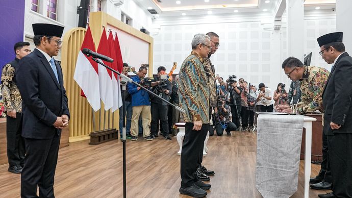 Menteri Koordinator Pemberdayaan Masyarakat (Menko PM) A. Muhaimin Iskandar melantik jajaran Dewan Pengawas dan Direksi baru Badan Penyelenggara Jaminan Sosial (BPJS) Kesehatan dan BPJS Ketenagakerjaan masa jabatan 2026&ndash;2031.  
