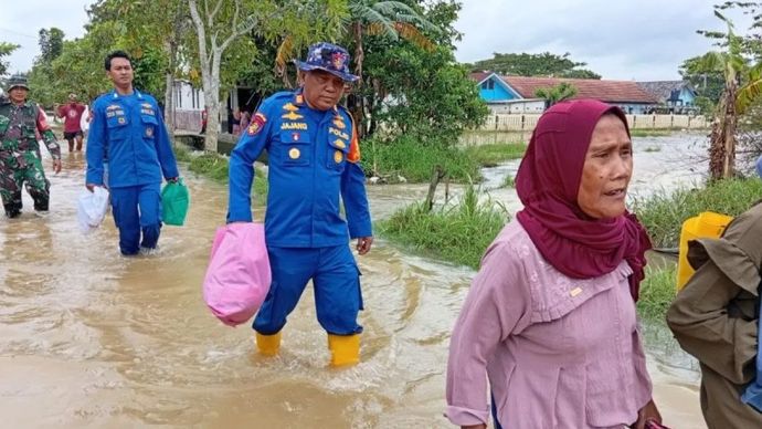 Jajaran kepolisian ikut membantu evakuasi warga terdampak banjir di Desa Karangligar, Karawang. ANTARA/HO-Polres Karawang