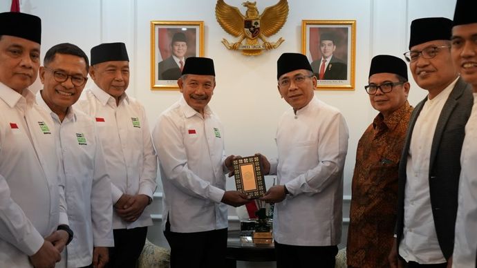 Dewan Pembina YMSM, Badrodin Haiti dalam penyerahan secara simbolis 1.000 mushaf Alquran kepada Ketua Umum PB Nahdlatul Ulama, Prof. KH Yahya Cholil Staquf di Gedung PBNU, Jakarta Pusat. (Istimewa)