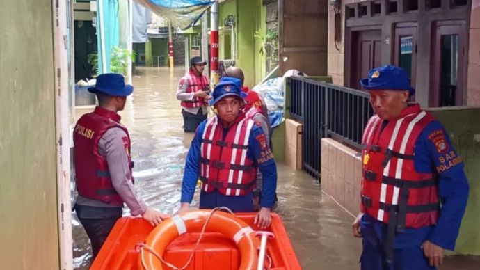 Banjir merendam permukiman warga di Kebon Pala, Kampung Melayu, Jakarta Timur, Jumat (20/2/2026). (ANTARA/Siti Nurhaliza).