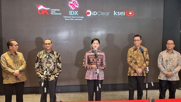 Jajaran pejabat Otoritas Jasa Keuangan (OJK) bersama pejabat Self-Regulatory Organization (SRO).