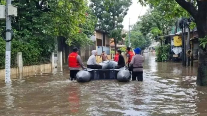 Arsip foto - Suasana banjir di kawasan Jalan Pondok Karya, Komplek RW 04, Pela Mampang, Jakarta Selatan, Rabu, 4 Februari 2026. ANTARA/Luthfia Miranda Putri.