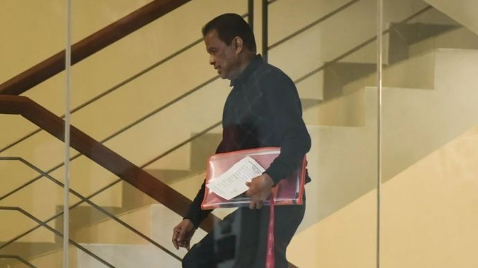 Pemilik perusahaan perjalanan biro haji dan umrah PT. Maktour Fuad Hasan Masyhur berjalan menuju ruang pemeriksaan di Gedung Merah Putih KPK, Jakarta, Senin, 26 Januari 2026. KPK memeriksa Fuad Hasan Masyhur sebagai saksi terkait kasus dugaan korupsi terkait penentuan kuota dan penyelenggaraan ibadah haji di Kementerian Agama tahun 2023-2024. ANTARA FOTO/Fakhri Hermansyah/nz.