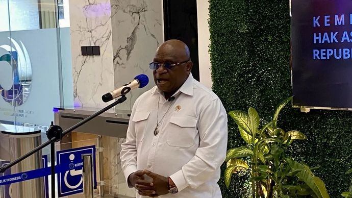 Menteri HAM Natalius Pigai menyampaikan keterangan terkait teror yang dialami Ketua BEM UGM Tiyo Ardianto saat jumpa pers di Kantor Kementerian HAM, Jakarta, Jumat, 20 Februari 2026. ANTARA/Fath Putra Mulya
