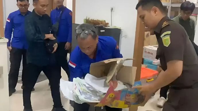 Penyidik pada Jampidsus Kejagung menggeledah sebuah kantor terkait kasus dugaan tindak pidana korupsi penyimpangan dalam kegiatan ekspor crude palm oil (CPO) dan produk turunannya tahun 2022-2024. (ANTARA/HO-Kejaksaan Agung RI)