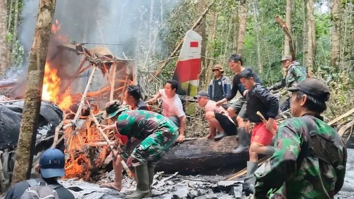 Prajurit TNI bersama warga berusaha memadamankan api yang membakar pesawat milik PT Pelita Air Service di wilayah pegunungan Pabetung Remayo, Kecamatan Krayan Timur, Kabupaten Nunukan, Kalimantan Utara, Kamis, 19 Februari 2026. Pesawat Air Tractor AT802 dengan nomor registrasi PK-PAA milik PT Pelita Air Service yang melakukan pengangkutan bahan bakar minyak (BBM) untuk kebutuhan operasional PT Pertamina (Persero) dengan rute Tarakan - Long Bawan - Tarakan tersebut jatuh di wilayah pegunungan Pabetung Remayo, Kecamatan Krayan Timur, Kabupaten Nunukan. ANTARA FOTO/HO-Kodam VI/Mulawarman/tom.