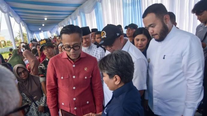 Chief Operating Officer (COO) Danantara yang juga Kepala BP BUMN Dony Oskaria (ketiga kanan) mendengarkan pemaparan Dirut PT Inalum Melati Sarnita (kedua kanan depan) bersama anggota DPR Andre Rosiade (kedua kanan), Gubernur Sumbar Mahyeldi (ketiga kanan belakang) dan Wali Kota Padang Fadly Amran (kanan) saat peletakan batu pertama pembangunan kembali SDN 49 Batang Kabung, Koto Tangah, Padang, Sumatera Barat, Jumat, 20 Februari 2026. ANTARA FOTO/Fitra Yogi