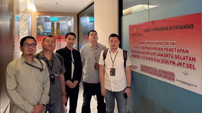 Penyidik pada Direktorat Tindak Pidana Ekonomi Khusus (Dittipideksus) Bareskrim Polri befoto di depan ruang kantor PT Dana Syariah Indonesia yang disita terkait kasus dugaan penipuan hingga pencucian uang. (ANTARA/HO-Dittipideksus Bareskrim Polri)