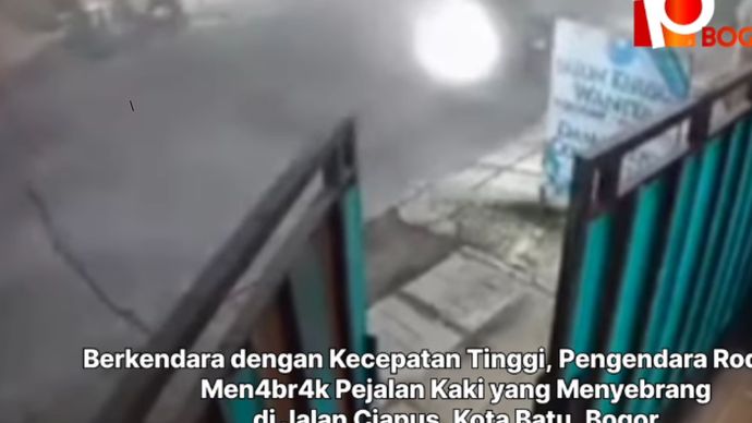 Pengendara motor diduga melaju dengan kecepatan tinggi hingga menabrak seorang pejalan kaki lansia yang hendak menyeberang di Jalan Ciapus, Kota Batu, Bogor, pada Jumat malam (20/2/2026) sekitar pukul 21.40 WIB.