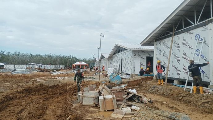 Personel TNI bersama pekerja mempercepat pembangunan hunian tetap (huntap) di lahan PTPN IV, Kecamatan Batang Toru, Tapanuli Selatan, Sumatra Utara, 23 Februari 2026.