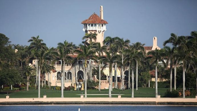Arsip foto - Resor Mar-a-Lago Presiden AS Donald Trump terlihat di Palm Beach, Florida, AS, 8 Februari 2021. /ANTARA/REUTERS/Marco Bello/pri.