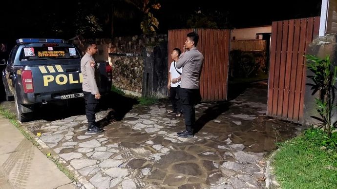 Personel Polres Lombok Tengah Provinsi NTB saat melakukan olah TKP kasus jambret WNA di Praya, Lombok Tengah, Sabtu, 21 Februari 2026 malam. ANTARA/HO-Humas Polres Lombok Tengah.
