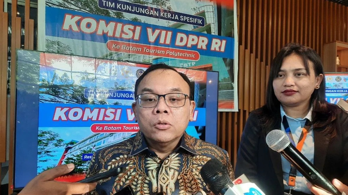 Ketua Komisi VII DPR RI Saleh Partaonan Daulay memberikan keterangan kepada wartawan di Kota Batam, Kepri, Selasa (10/2/2026). ANTARA/Laily Rahmawaty.