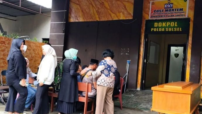 Keluarga korban anggota Polri inisial Bripda DP yang diduga mengalami kekerasan oleh seniornya hingga meninggal dunia masih menunggu hasil pemeriksaan di area Biddokkes Rumah Sakit Bayangkara Makassar, Sulawesi Selatan, Minggu, 22 Februari 2026. ANTA