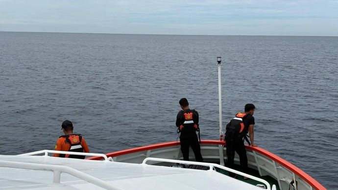 Tim gabungan memantau keberadaan dua korban kapal tenggelam dari atas KN SAR Baladewa pada operasi SAR hari ke tujuh, Minggu, 22 Februari 2026. ANTARA/HO-Kansar Palu