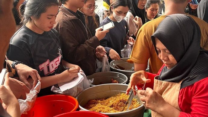 Suasana salah satu kios jajanan gorengan hingga minuman manis digandrungi pemburu takjil saat hari pertama bulan Ramadhan, di area Jalan Sabang, Jakarta Pusat, Kamis, 19 Februari 2026. ANTARA/Pamela Sakina/am.
