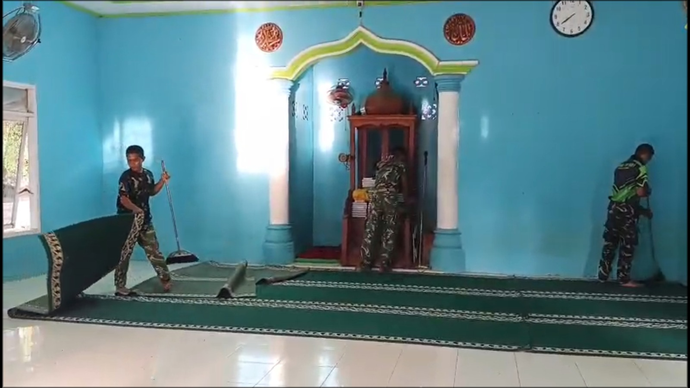 Anggota TNI melaksanakan kegiatan pembersihan di sejumlah masjid di Kecamatan Batangtoru, Kabupaten Tapanuli Selatan. 