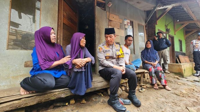 Kapolda Jabar Berikan Bantuan Rumah Layak Huni bagi Warga Kurang Mampu di Kabupaten Bandung