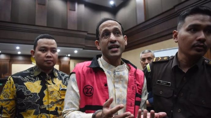 Terdakwa kasus dugaan korupsi pengadaan laptop Chromebook dalam program digitalisasi pendidikan di Kemendikbudristek Nadiem Makarim (tengah) meninggalkan ruangan saat skors sidang lanjutan dengan agenda pemeriksaan saksi di Pengadilan Tipikor, Jakarta, Senin, 23 Februari 2026. JPU Kejaksaan Agung menghadirkan sepuluh orang saksi bagi terdakwa yang merupakan mantan Menteri Pendidikan, Kebudayaan, Riset dan Teknologi (Mendikbudristek) periode 2019-2024 Nadiem Makarim tersebut, salah satunya Co-Founder Gojek yang juga mantan Komisaris PT GoTo Gojek Tokopedia tahun 2022-2023 Kevin Aluwi. ANTARA FOTO/Indrianto Eko Suwarso/YU
