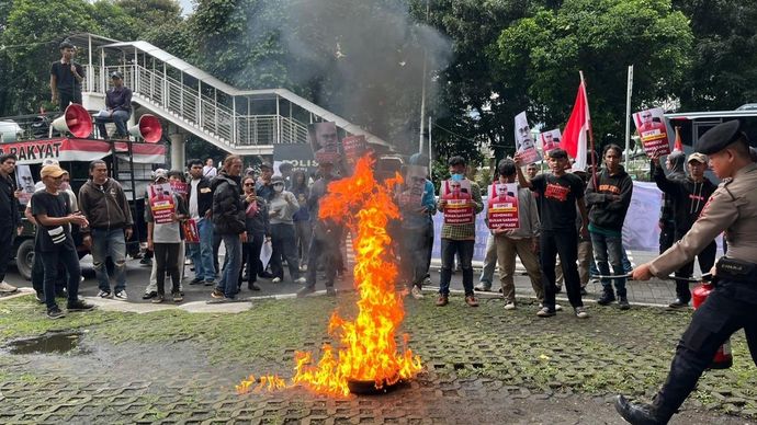 Massa berunjuk rasa di depan Gedung Merah Putih KPK, Jakarta. 