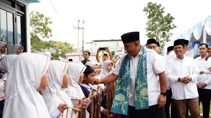 Kepala BGN Dadan Hindayana (mengenakan syal hijau) menyapa para siswa penerima manfaat MBG saat meresmikan SPPG Persatuan Islam (Persis) di Bandung, Jawa Barat, Senin, 23 Februari 2026. ANTARA/HO-BGN.