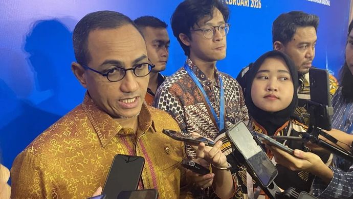 Arsip foto - Pjs. Kepala Eksekutif Pengawas Pasar Modal, Keuangan Derivatif, dan Bursa Karbon OJK Hasan Fawzi menjawab pertanyaan media dalam wawancara cegat (doorstop) usai acara Pertemuan Tahunan Industri Jasa Keuangan (PTIJK) 2026 di Jakarta, Kamis malam, 5 Februari 2026. (ANTARA/Rizka Khaerunnisa)