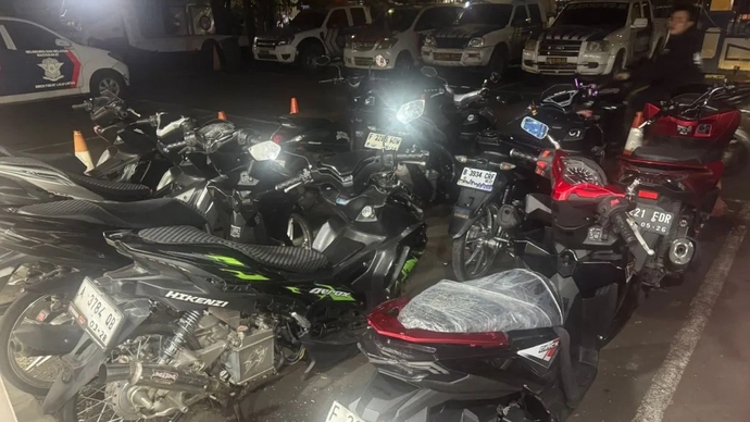 Belasan sepeda motor yang diamankan oleh Subdit Gakkum Ditlantas Polda Metro Jaya, yang diduga melakukan konvoi di Jalan Layang Non Tol (JLNT) Casablanca, Jakarta Selatan, Senin 23 fEBRUARI 2026. ANTARA/HO-Ditlantas Polda Metro Jaya.