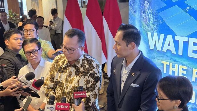 (Kiri-kanan) Kepala Badan Riset dan Inovasi Nasional (BRIN) Arif Satria, Menteri Koordinator Bidang Infrastruktur dan Pembangunan Kewilayahan Agus Harimurti Yudhoyono (AHY), Utusan Khusus Sekretaris Jenderal Perserikatan Bangsa-Bangsa (PBB) untuk Isu Air Retno Marsudi dalam Water Townhall Meeting di Jakarta, Selasa 24 Februari 2026. ANTARA/Bayu Saputra.