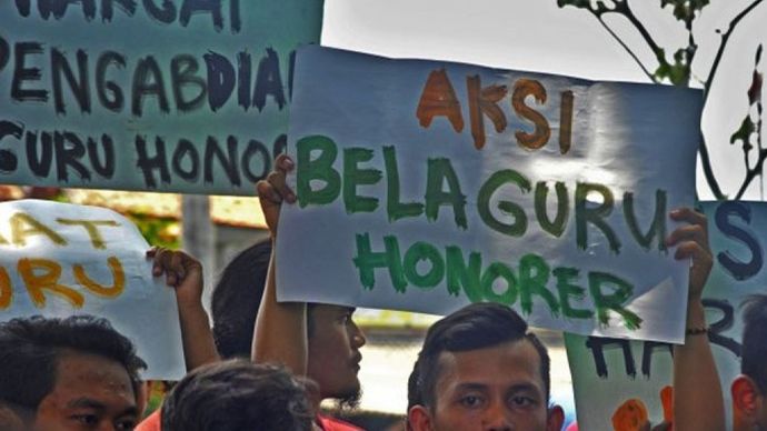 Ilustrasi aksi guru honorer. 