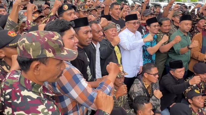Gus Yaqut bersama para Banser yang mendukungnya. 