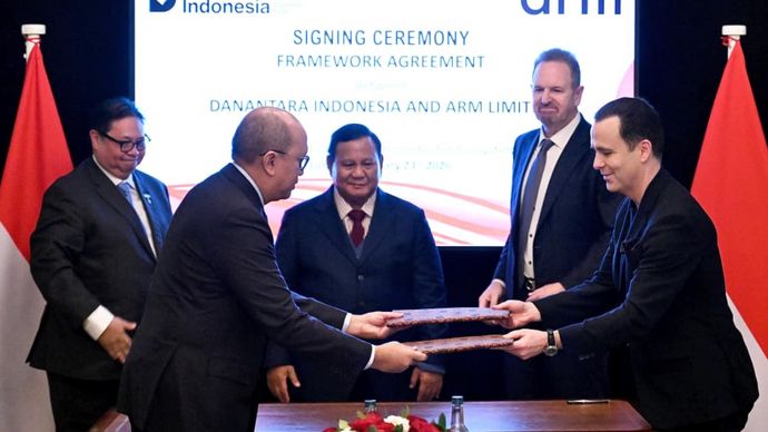 Presiden Republik Indonesia Prabowo Subianto menyaksikan penandatanganan perjanjian kerangka kerja antara Badan Pengelola Investasi Danantara Indonesia (BPI Danantara) dan Arm Limited di London