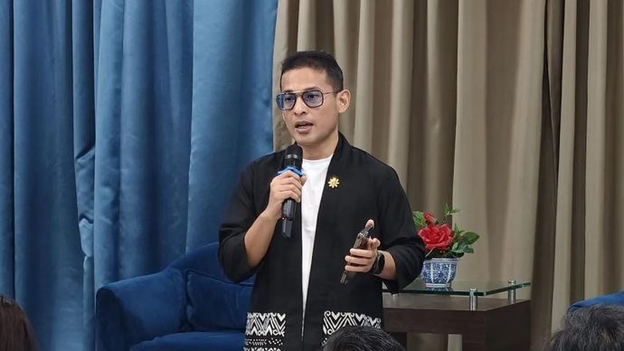 Tenaga Ahli Utama Badan Komunikasi Pemerintah RI (Bakom RI) Fithra Faisal Hastiadi menjawab pertanyaan wartawan di Gedung Kwarnas Gerakan Pramuka, Gambir, Jakarta Pusat, Rabu 25 Februari 2026. (ANTARA/Fathur Rochman)