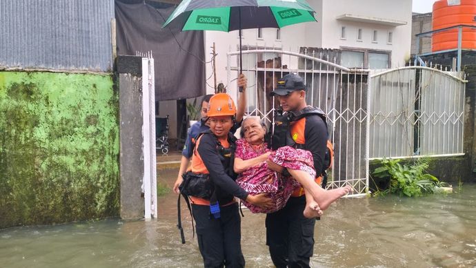 Tim SAR gabungan melakukan evakuasi di pemukiman warga yang terdampak banjir di Kota Makassar pada Rabu, 25 Februari 2026.