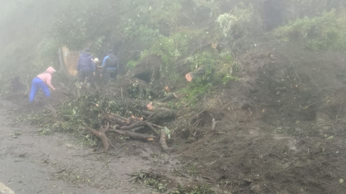 Longsor Terjadi di Sekitar View Point Bukit Kedaluh, Tujuh Motor Tertimbun