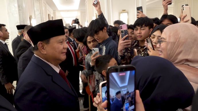 Prabowo Subianto spontan mengucapkan selamat ulang tahun untuk mahasiswi Indonesia.