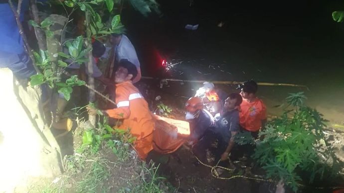 Petugas evakuasi mayat laki-laki Kali Ciliwung, Jalan Tanjung Barat Blok Buni RT 09/RW 01, Tanjung Barat, Jagakarsa, Jakarta Selatan, Selasa 24 Februari 2026. ANTARA/HO-Polsek Jagakarsa