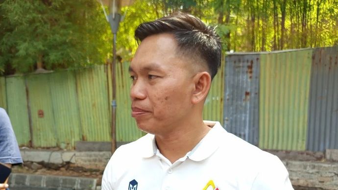 Pelatih kepala tim panjat tebing Indonesia Hendra Basir, menjawab pertanyaan wartawan, di Bekasi, Jawa Barat, Sabtu, 11 Oktober 2025. ANTARA/Donny Aditra (ANTARA)