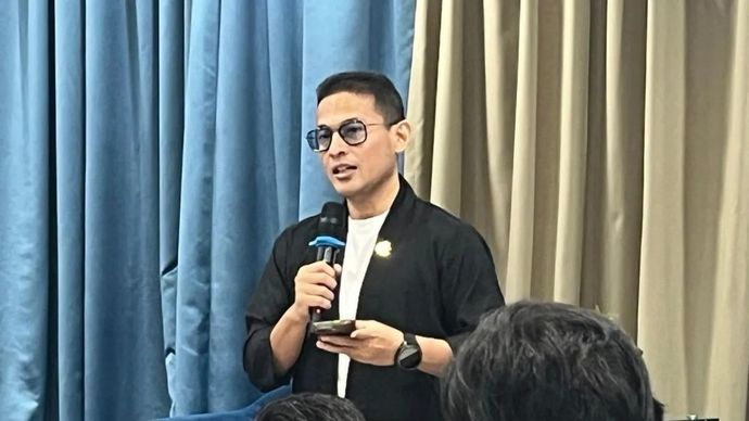 Tenaga Ahli Utama Badan Komunikasi Pemerintah RI (Bakom RI) Fithra Faisal Hastiadi menjawab pertanyaan wartawan di Gedung Kwarnas Gerakan Pramuka, Gambir, Jakarta Pusat, Rabu, 25 Februari 2026. (ANTARA/Fathur Rochman)