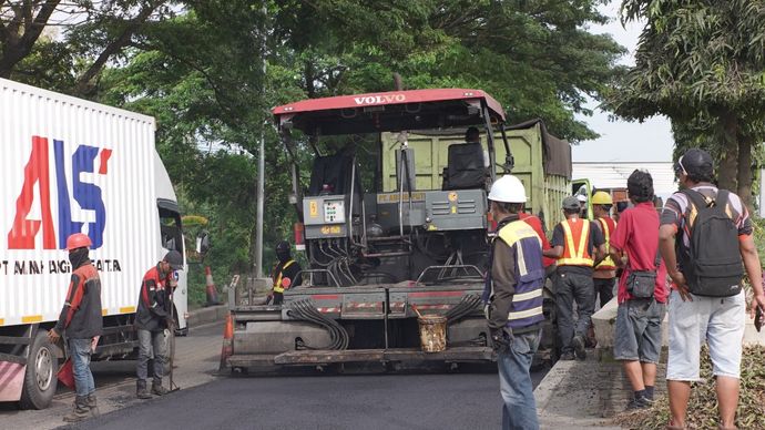 Kementerian Pekerjaan Umum (PU) perbaiki jalanan yang rusak dan berlubang di sejumlah titik pantura Jawa untuk arus mudik Lebaran 2026.