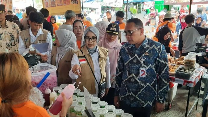 Kepala Balai Besar Pengawas Obat dan Makanan (BBPOM) Jakarta, Sofiyani Chandrawati bersama Wali Kota Jakarta Pusat, Arifin meninjau Sentra Takjil Bendungan Hilir, Jakarta Pusat, Kamis, 26 Februari 2026. ANTARA/Lia Wanadriani Santosa