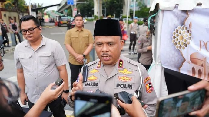 Kepala Korps Lalu Lintas (Kakorlantas) HuPolri Irjen Pol Drs. Agus Suryonugroho, S.H., M.m., menegaskan bahwa pelaksanaan Operasi Ketupat 2026 tidak semata berfokus pada pengamanan lalu lintas selama arus mudik dan balik Lebaran, tetapi juga mencakup pengamanan momen sosial dan spiritual masyarakat, Rabu, 25 Februari 2026, saat membagikan takjil di Lingkungan Mabes Polri. ANTARA/HO-humas.polri.go.id/pri.