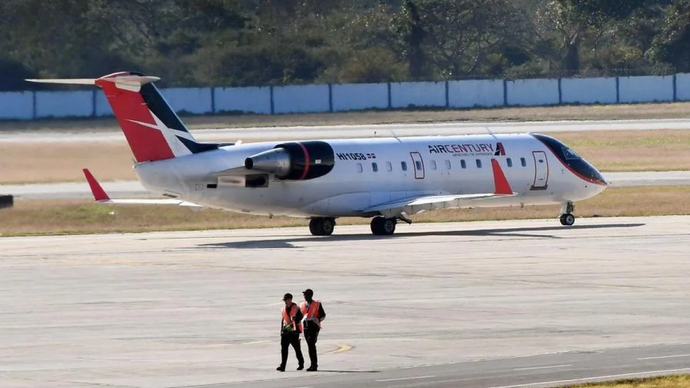 Para pekerja berjalan melewati pesawat yang terparkir di Bandara Internasional Jose Marti di Havana, Kuba pada Sabtu 14 Februari 2026. ANTARA/Xinhua/Joaqu&iacute;n Hernandez.