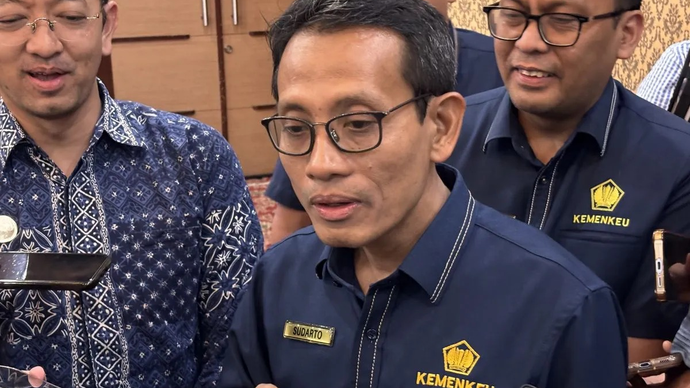 Direktur Utama Lembaga Pengelola Dana Pendidikan (LPDP) Sudarto menjawab pertanyaan wartawan dalam wawancara cegat di kantor Kementerian Keuangan, Jakarta, Rabu 25 Februari 2026 malam. ANTARA/Imamatul Silfia.