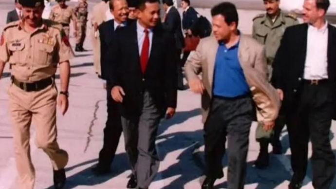 Presiden Prabowo Subianto (kiri) dan Raja Kerajaan Yordania Hasyimiah, Raja Abdullah II ibn Al-Hussein (kanan) dalam kenangan lama yang dibagikan melalui akun Instagram @sekretariat.kabinet. (ANTARA/HO-Sekretariat Kabinet)