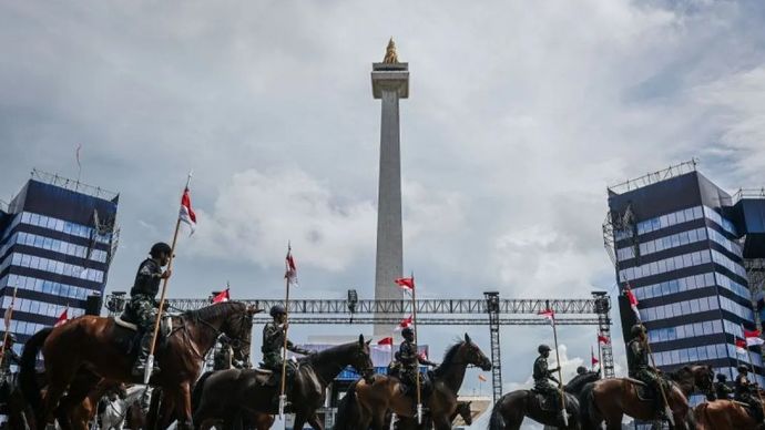 Komponen Cadangan (Komcad) Berkuda melakukan defile saat gladi kotor HUT ke-80 TNI di Monas, Jakarta, Kamis, 2 Oktober 2025. Gladi kotor digelar dalam rangka persiapan HUT ke-80 TNI yang mengerahkan sekitar 140 ribu pasukan TNI pada 5 Oktober 2025. ANTARA FOTO/Sulthony Hasanuddin/bar (ANTARA FOTO/SULTHONY HASANUDDIN)