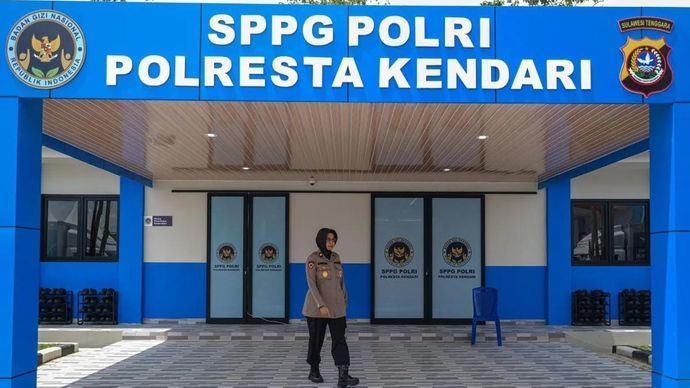 Personel kepolisian berjalan di gedung Satuan Pelayanan Pemenuhan Gizi (SPPG) Polri Polresta Kendari, Sulawesi Tenggara, Jumat 13 Februari 2026. SPPG Polri Polresta Kendari tersebut akan melayani 2.220 penerima manfaat yang terdiri dari 1.945 pelajar, 171 tenaga pendidik, dan 104 kelompk 3B di wilayah itu. ANTARA FOTO/Andry Denisah/wsj.