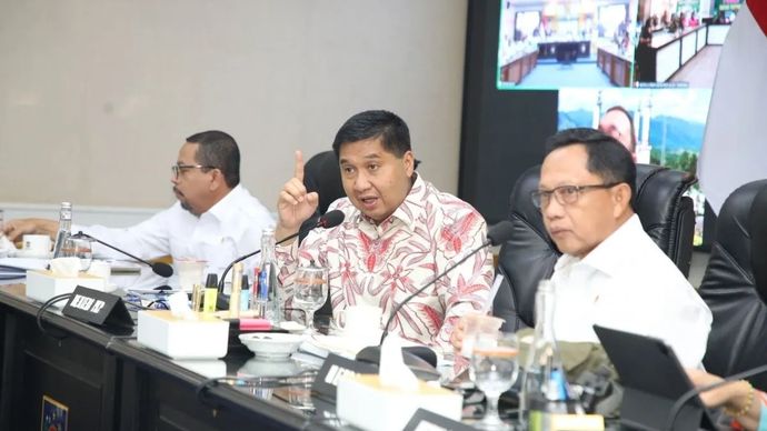 Menteri Dalam Negeri (Mendagri) sekaligus Ketua Satgas Percepatan Rehabilitasi dan Rekonstruksi (PRR) Pascabencana Sumatera, Tito Karnavian (kanan). ANTARA/HO-Kemendagri.