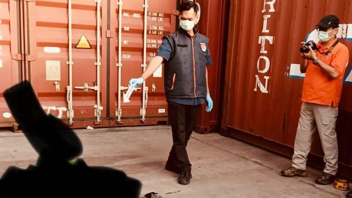 Petugas kepolisian melakukan olah tempat kejadian perkara seorang pria terlindas alat berat di Depo Smart KBN Marunda, Cilincing, Kamis, 26 Februari 2026. ANTARA/HO-Polsek Cilincing.